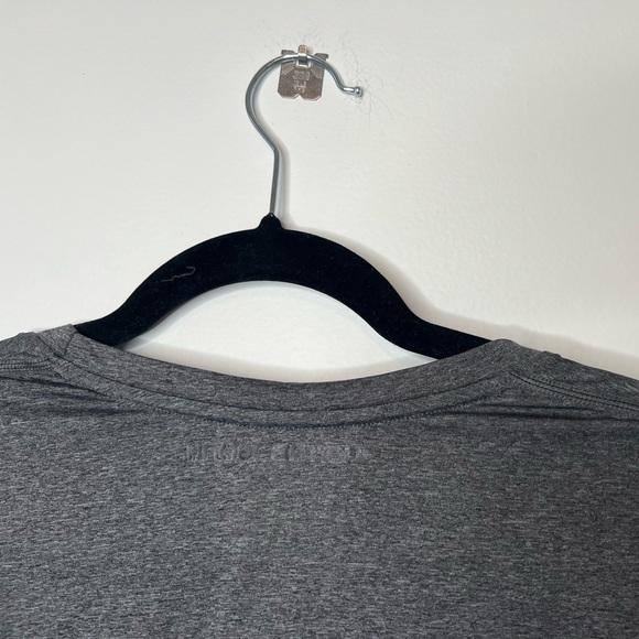 Women’s Large Under Armour Shirt - Picture 6 of 6